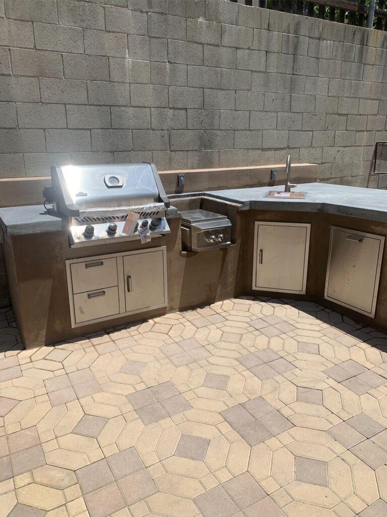outdoor kitchen on custom patio with paver pattern