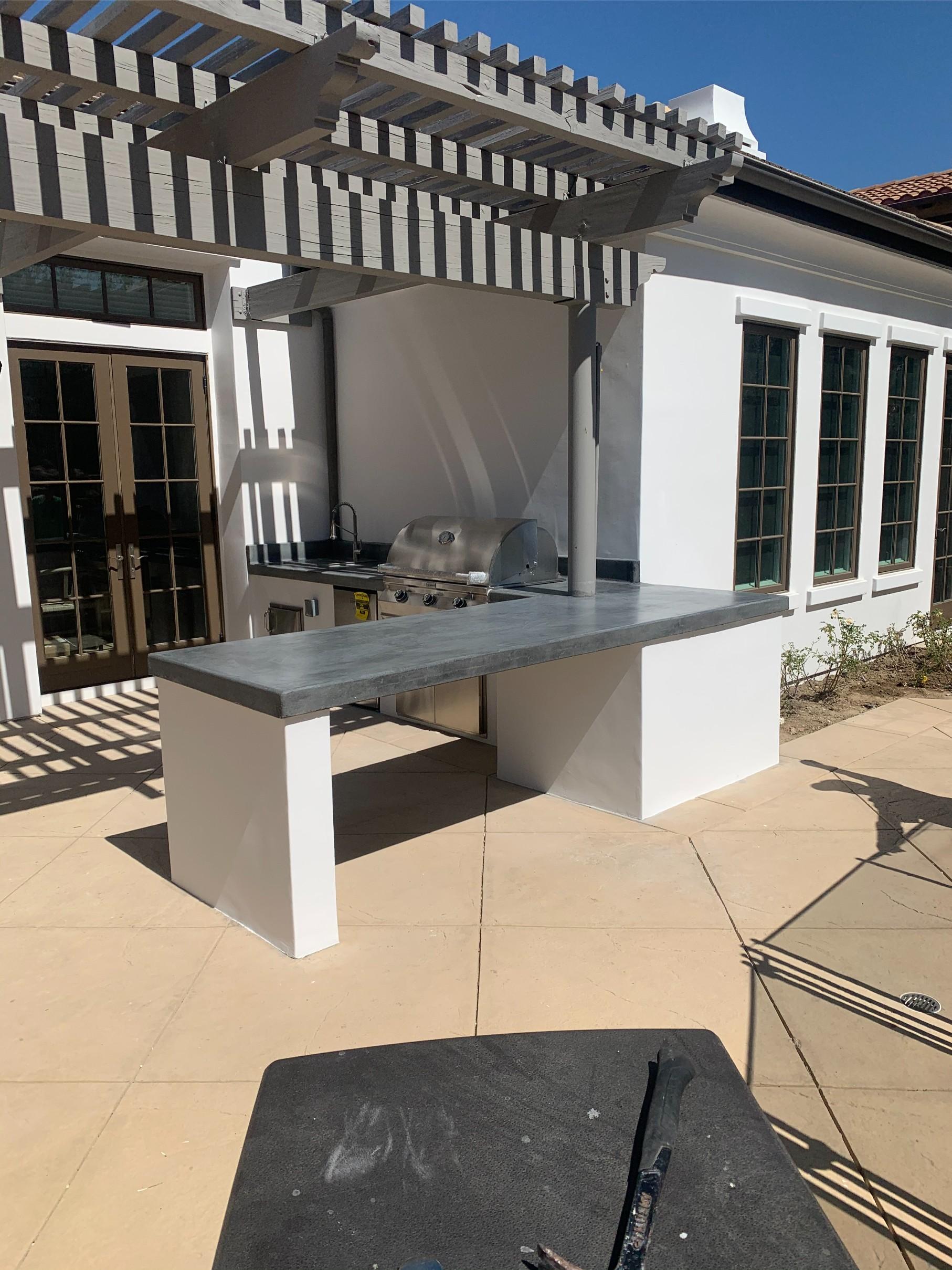 Outdoor ktichen with countertop - Line of Art Construction, Los Angeles